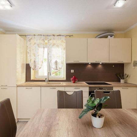 Perla Apartment - 2 Min To The Beach & Free Parking Makarska Exterior photo